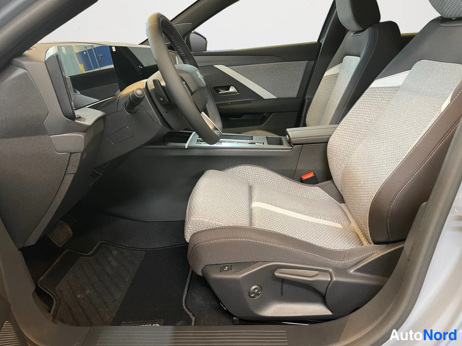 Harmaa Opel Astra 2026, ohjaamo, kuva 9
