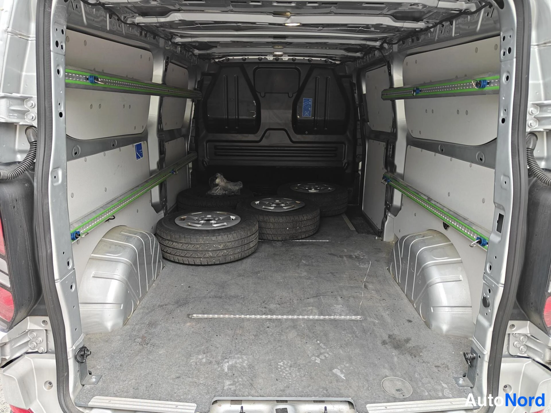 Hopea Ford Transit Custom 2025, kuva 18