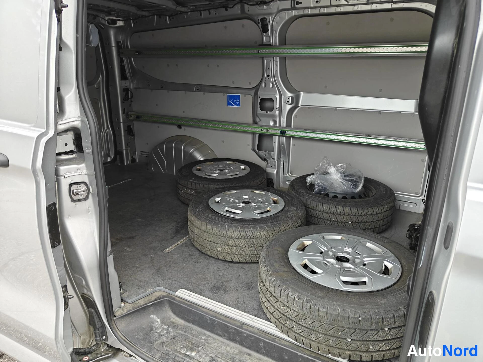 Hopea Ford Transit Custom 2025, kuva 19