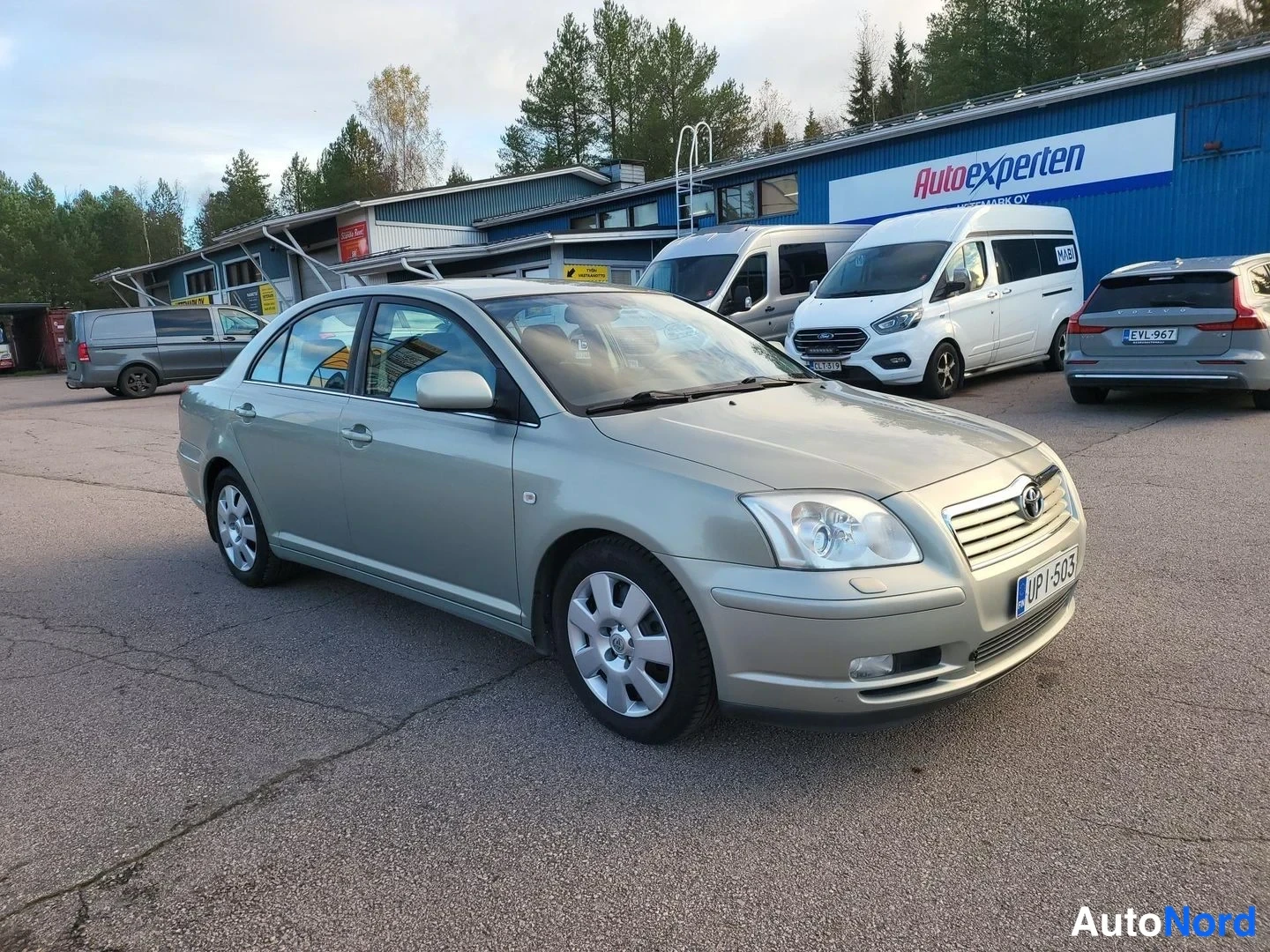 Vihreä Toyota Avensis 2004, etuviisto, keula oikealle, kuva 5