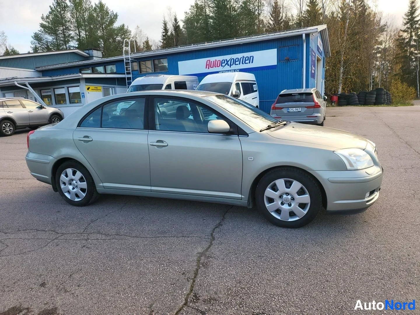 Vihreä Toyota Avensis 2004, etuviisto, keula oikealle, kuva 6
