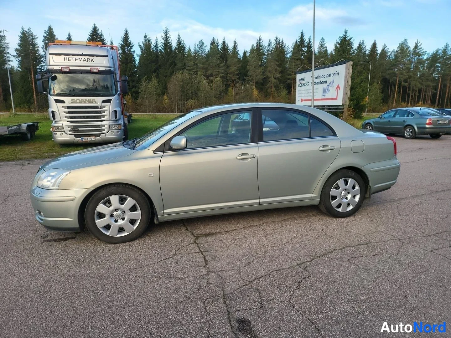 Vihreä Toyota Avensis 2004, etuviisto, keula vasemmalle, kuva 3