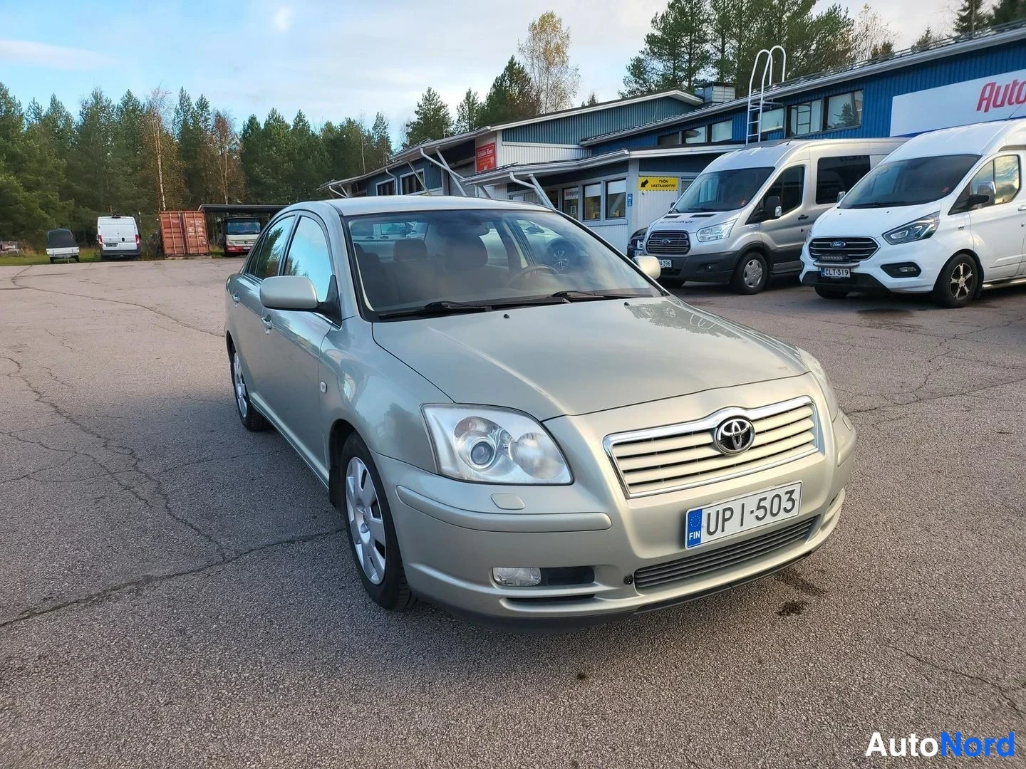Vihreä Toyota Avensis 2004, etuviisto, keula oikealle, kuva 7