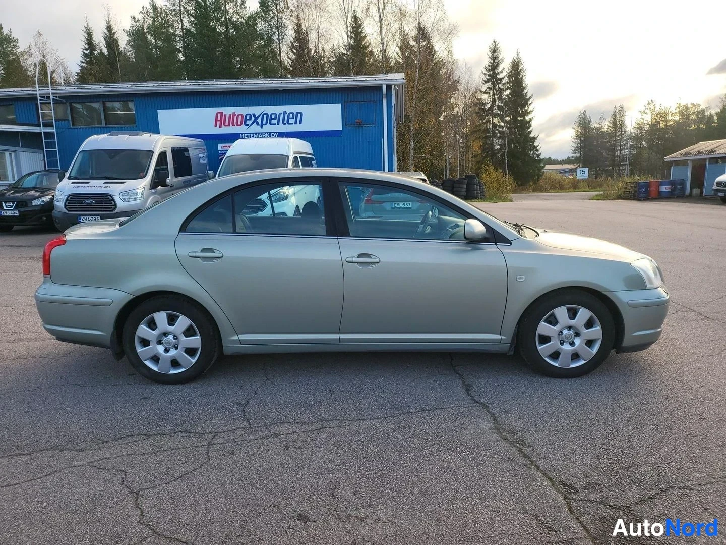 Vihreä Toyota Avensis 2004, sivulta, kuva 9