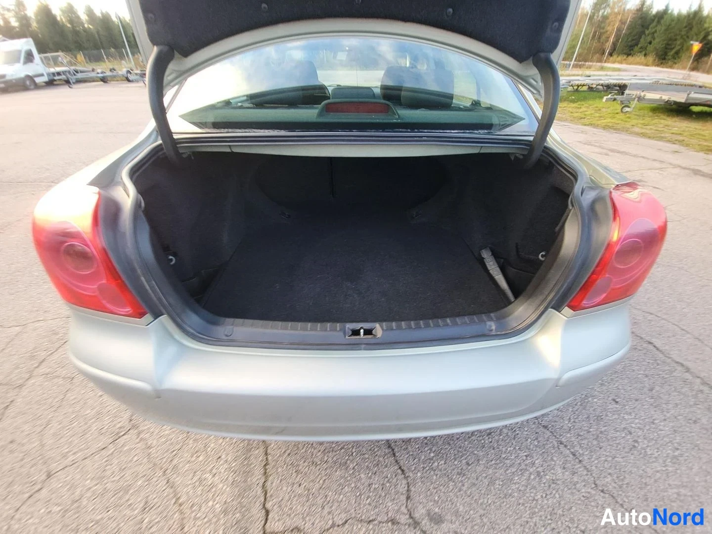 Vihreä Toyota Avensis 2004, takaa, kuva 17