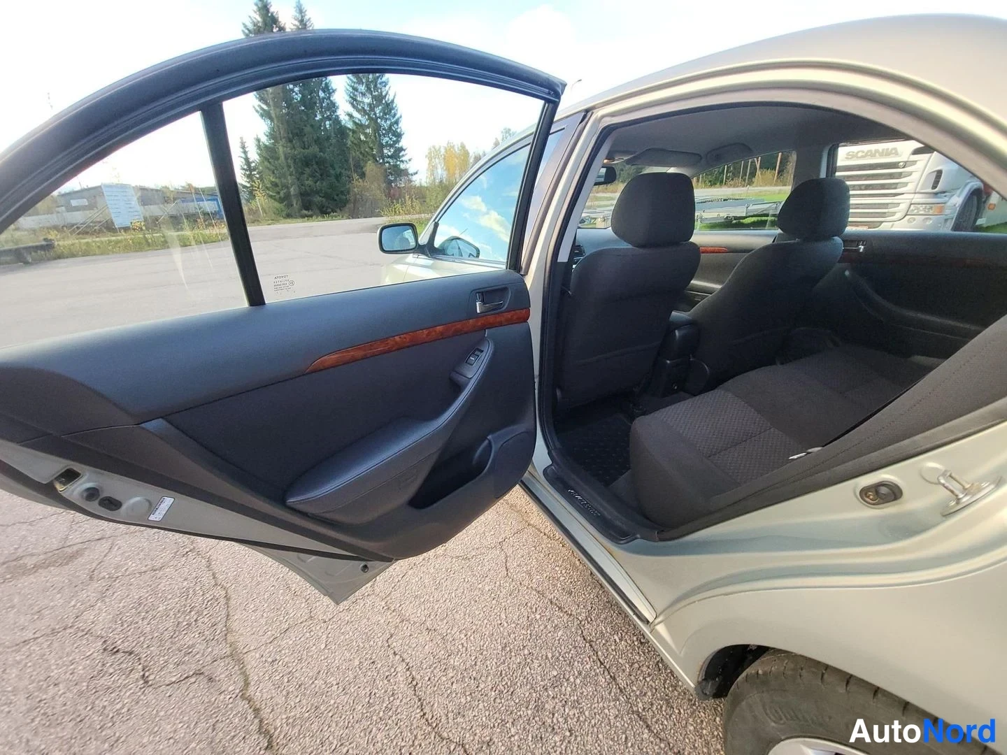 Vihreä Toyota Avensis 2004, sivulta, kuva 10
