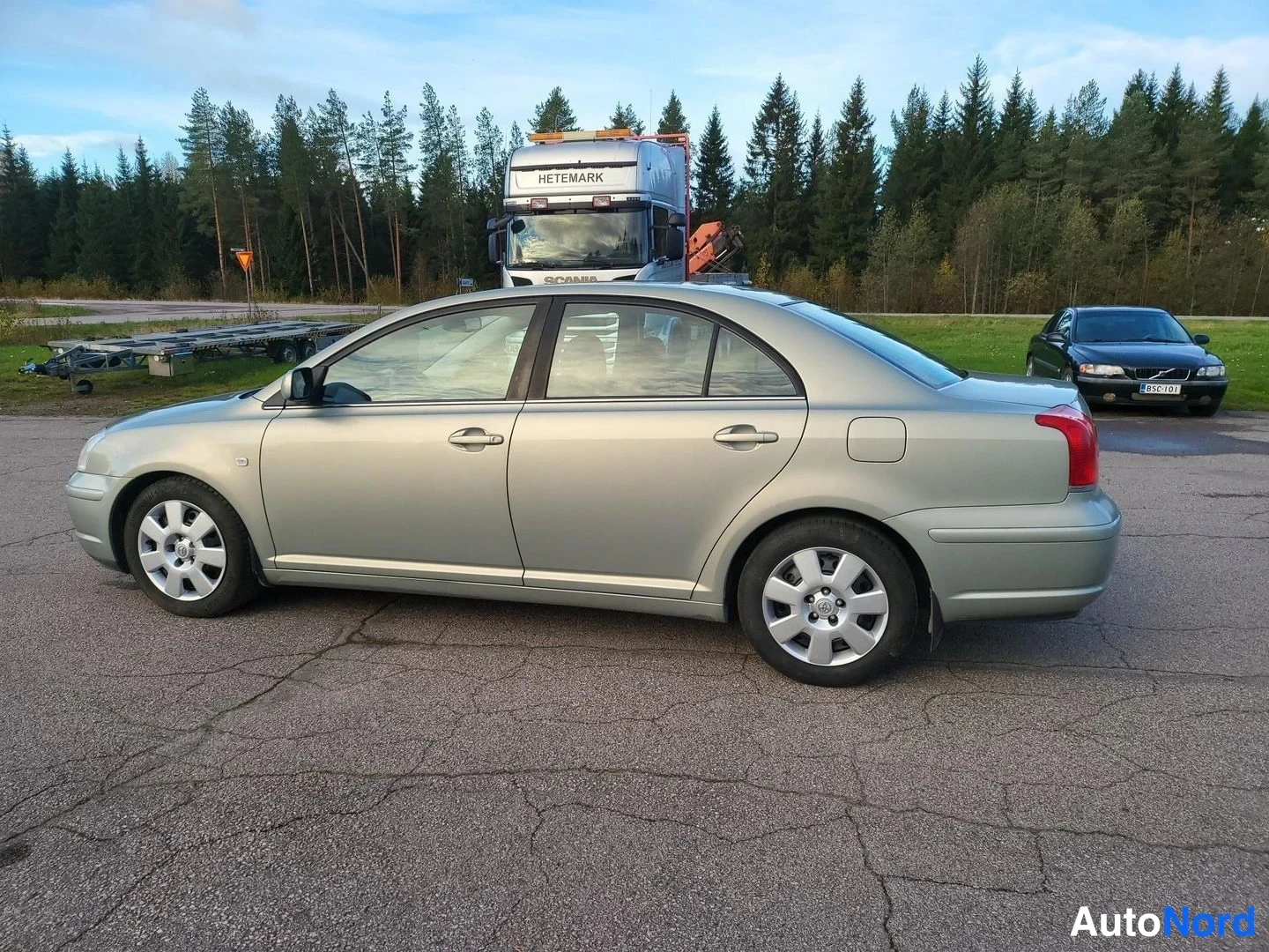 Vihreä Toyota Avensis 2004, etuviisto, keula vasemmalle, kuva 2