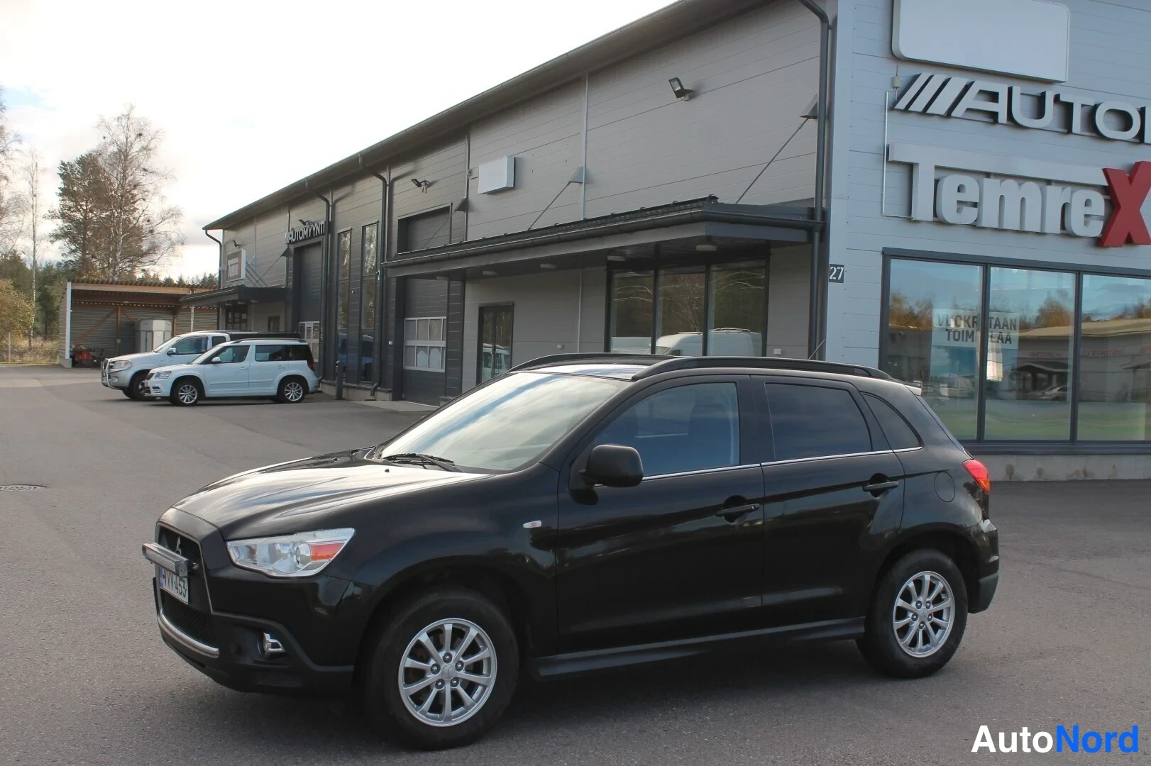 Musta Mitsubishi ASX 2012, etuviisto, keula vasemmalle, kuva 3