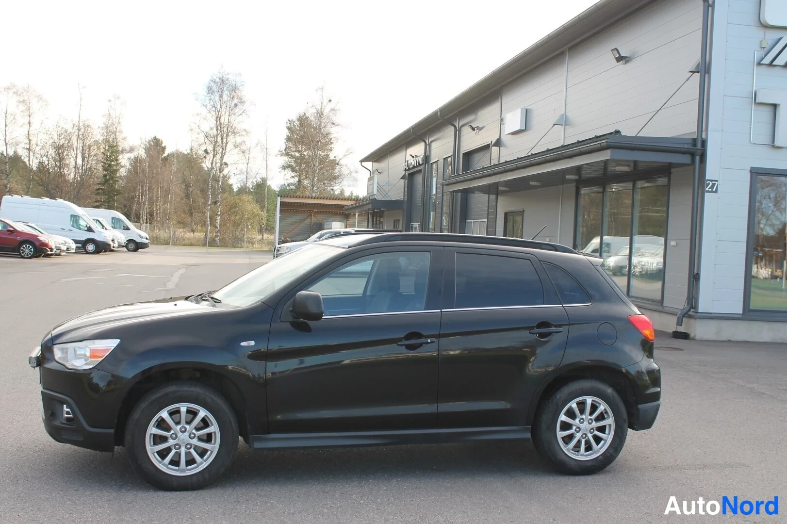 Musta Mitsubishi ASX 2012, etuviisto, keula vasemmalle, kuva 4