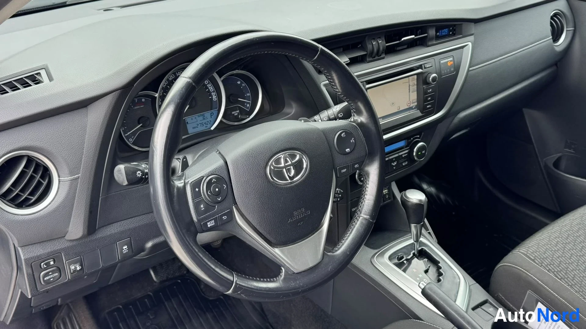 Silver Toyota Auris Touring Sports 2015, cockpit, photo 7