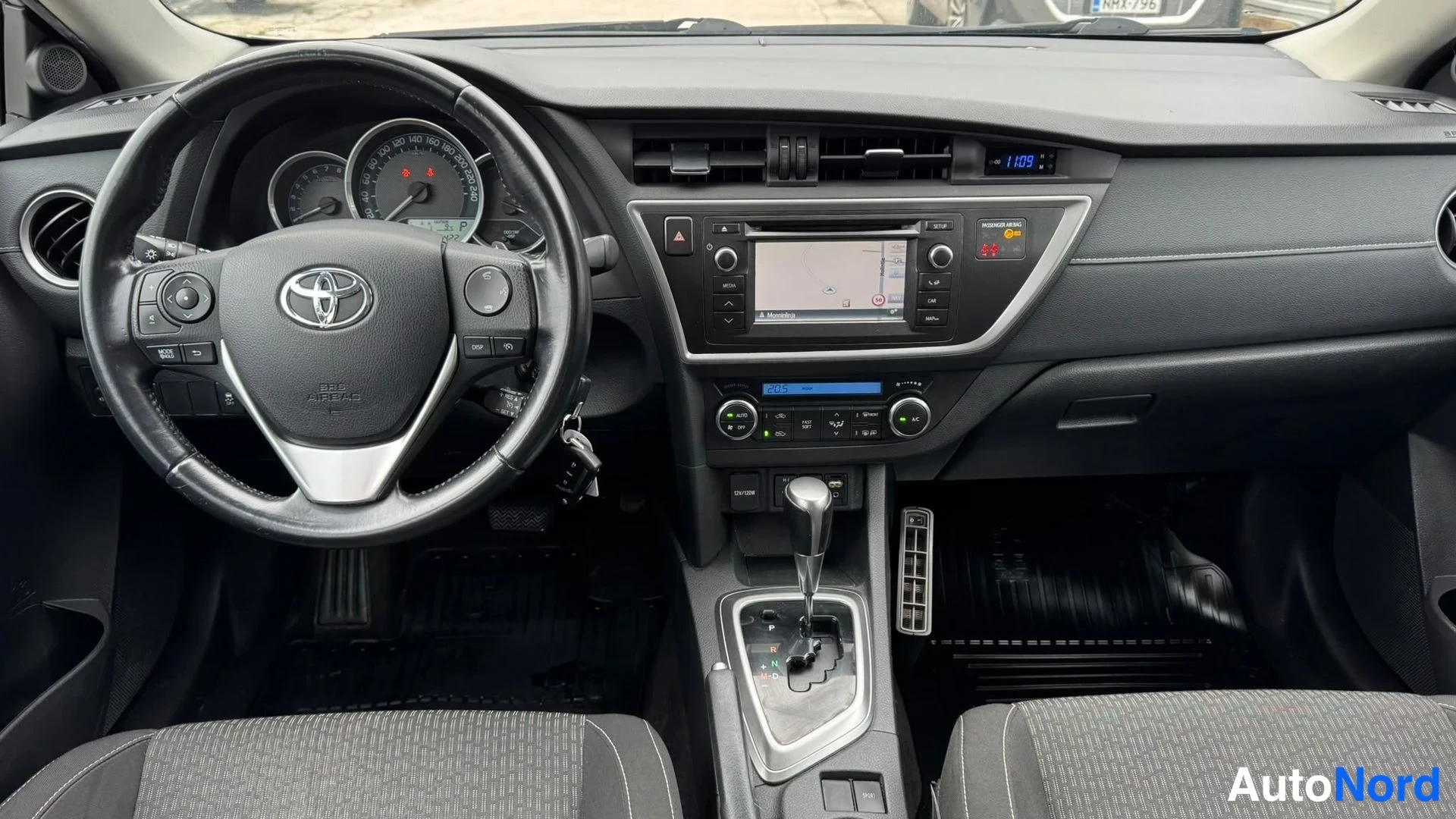 Silver Toyota Auris Touring Sports 2015, cockpit, photo 8