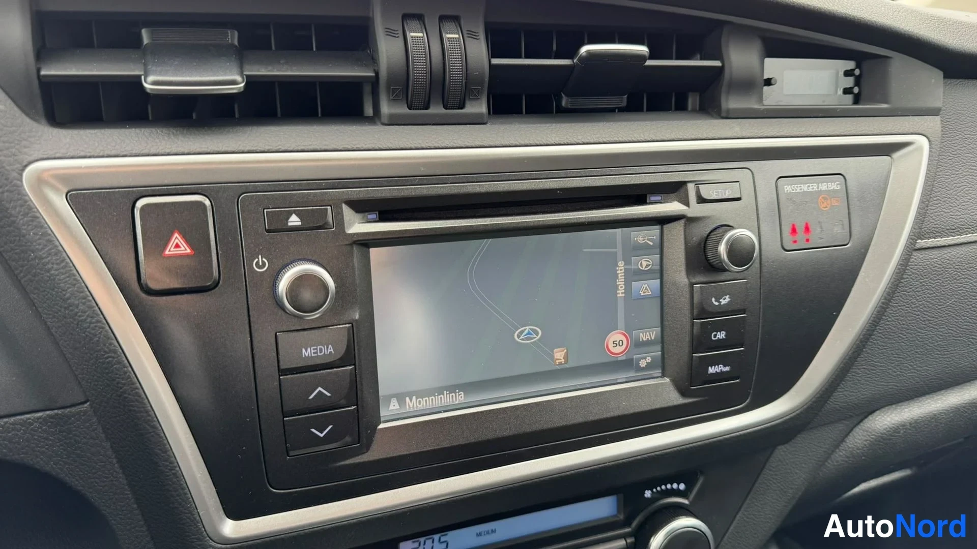 Silver Toyota Auris Touring Sports 2015, detail, photo 14
