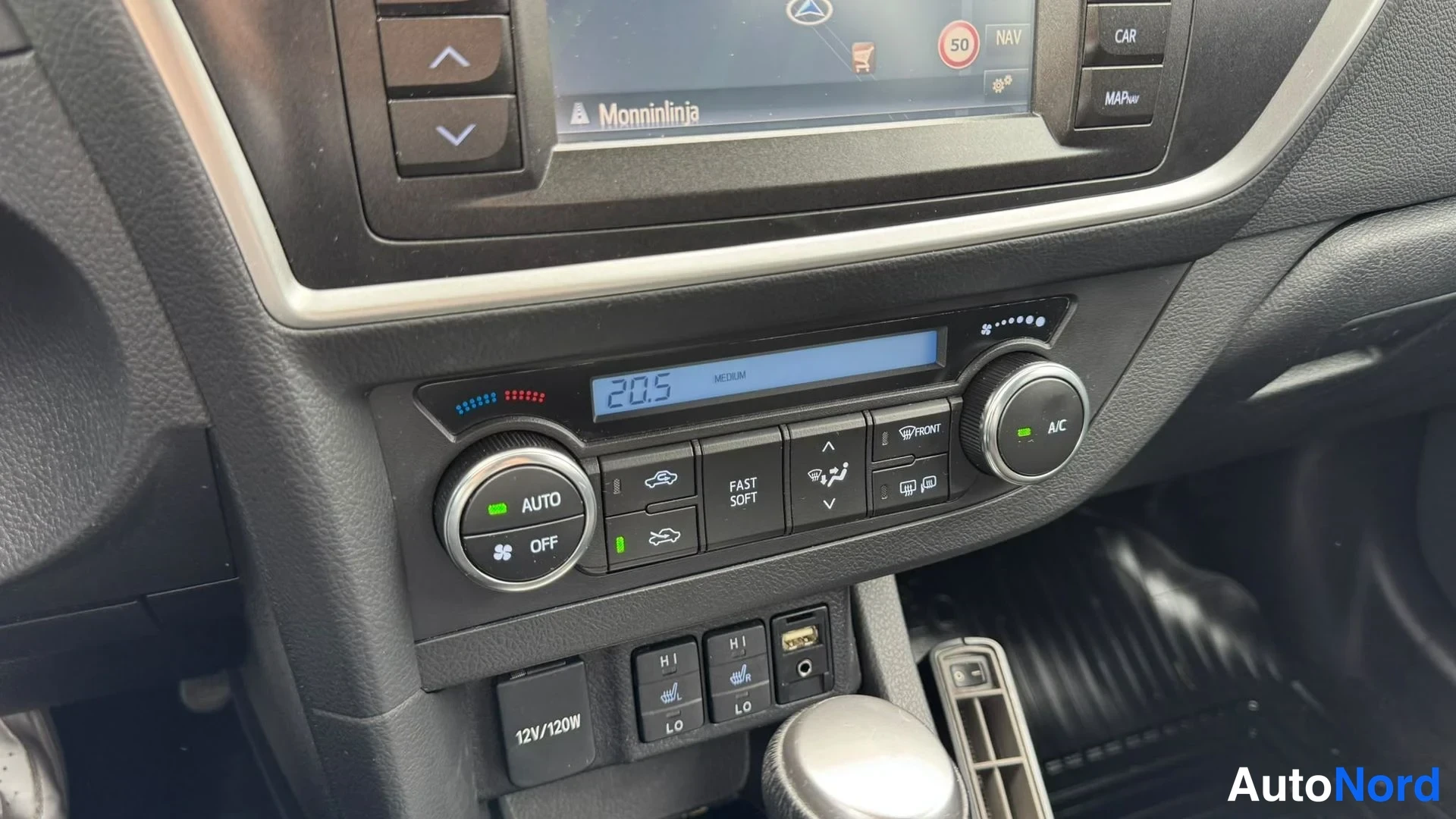 Silver Toyota Auris Touring Sports 2015, detail, photo 15