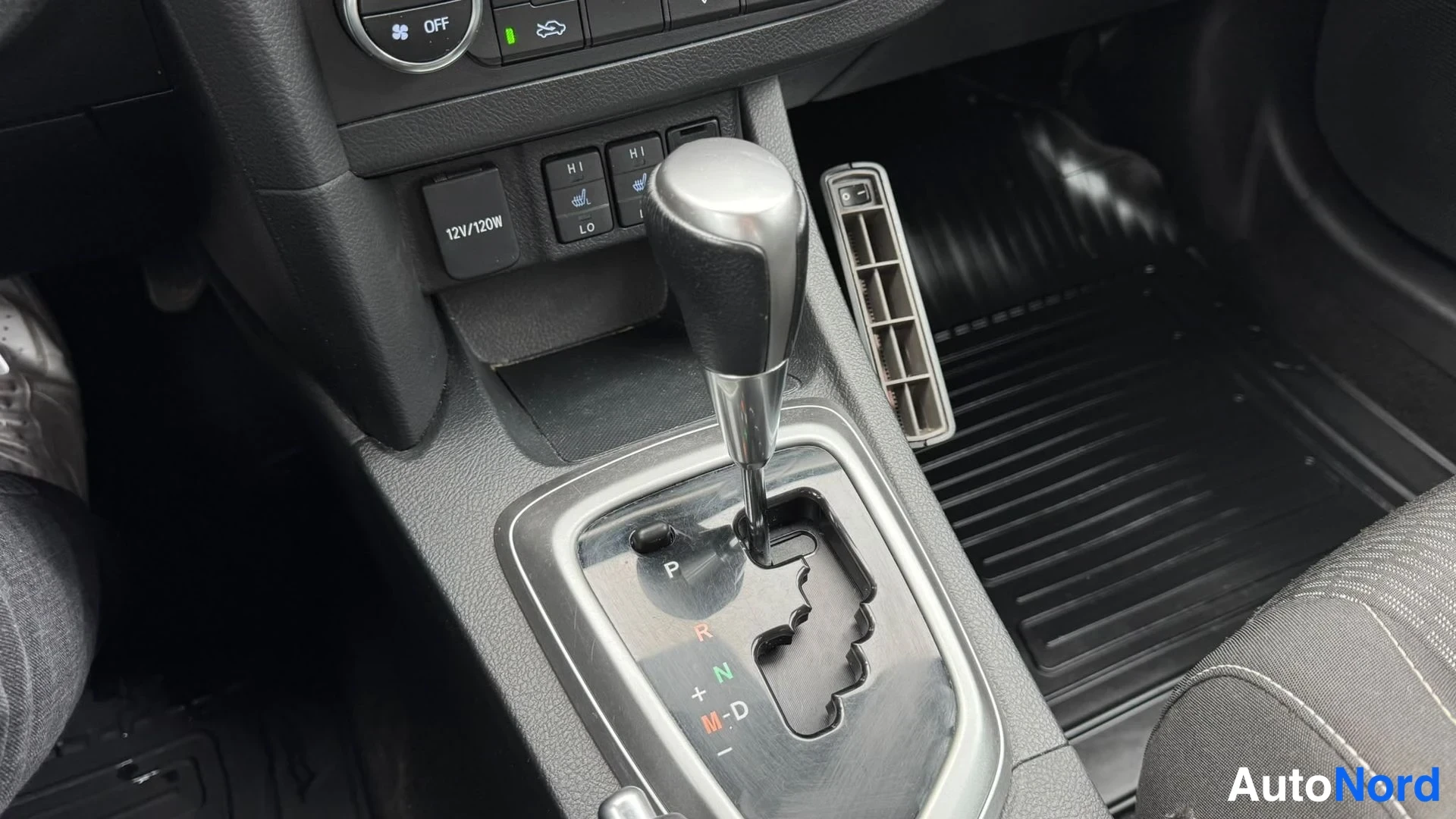 Silver Toyota Auris Touring Sports 2015, detail, photo 16
