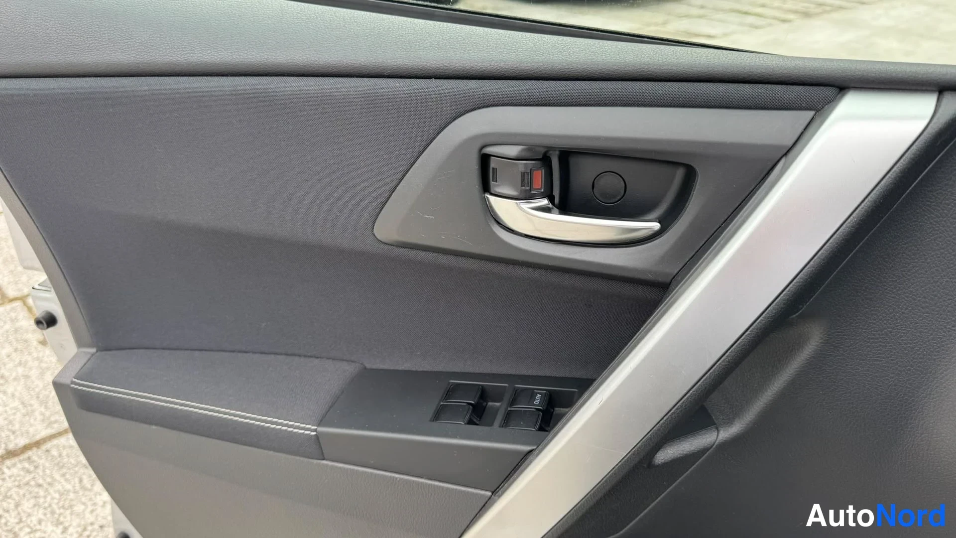 Silver Toyota Auris Touring Sports 2015, detail, photo 18