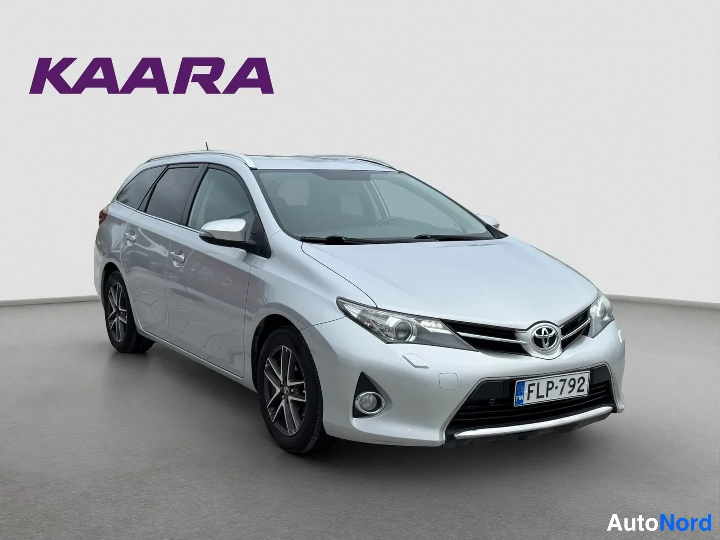 Silver Toyota Auris Touring Sports 2015, front three-quarter, nose to the right, photo 2