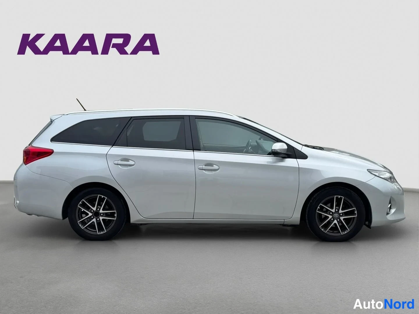 Silver Toyota Auris Touring Sports 2015, side, photo 3