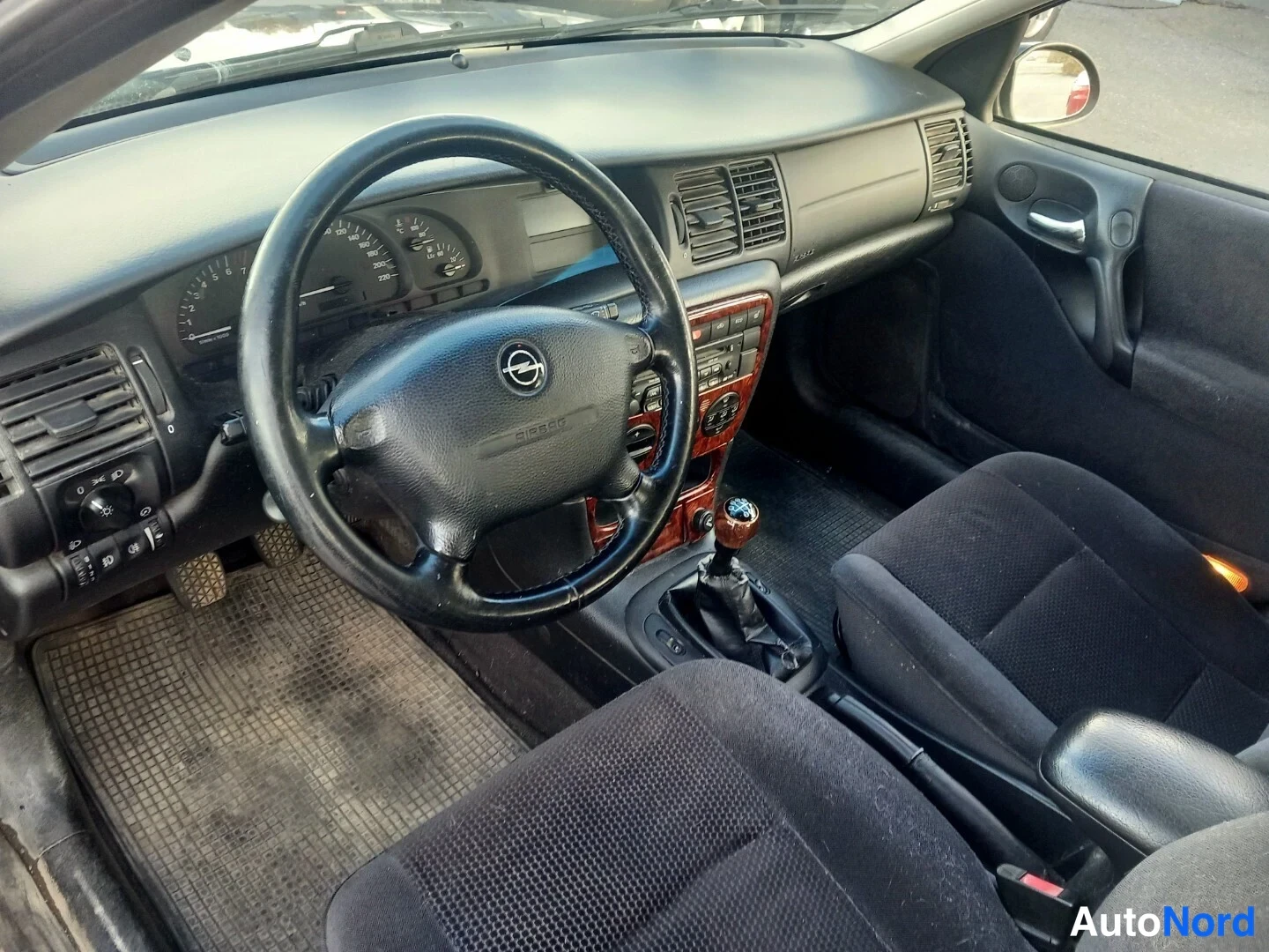 Musta Opel Vectra 2001, kuva 6