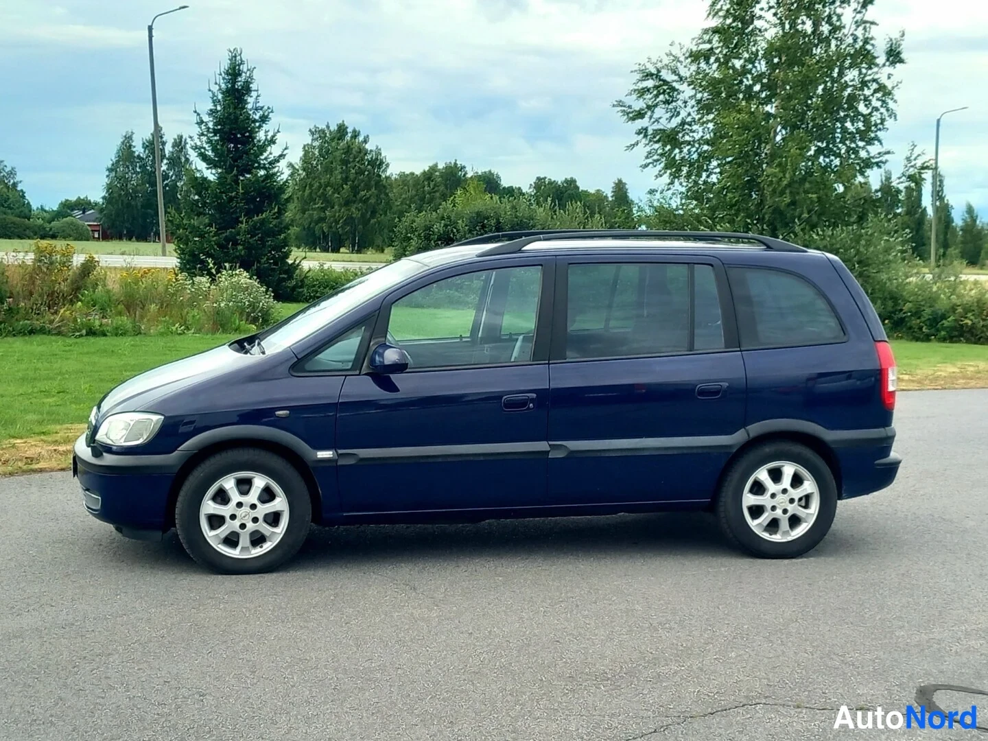Sininen Opel Zafira 2003, etuviisto, keula vasemmalle, kuva 3