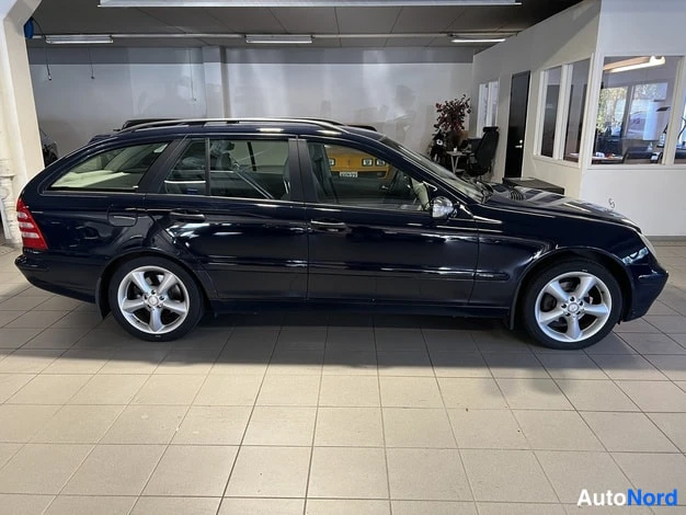 Sininen Mercedes-Benz C 180 2003, sivulta, kuva 3