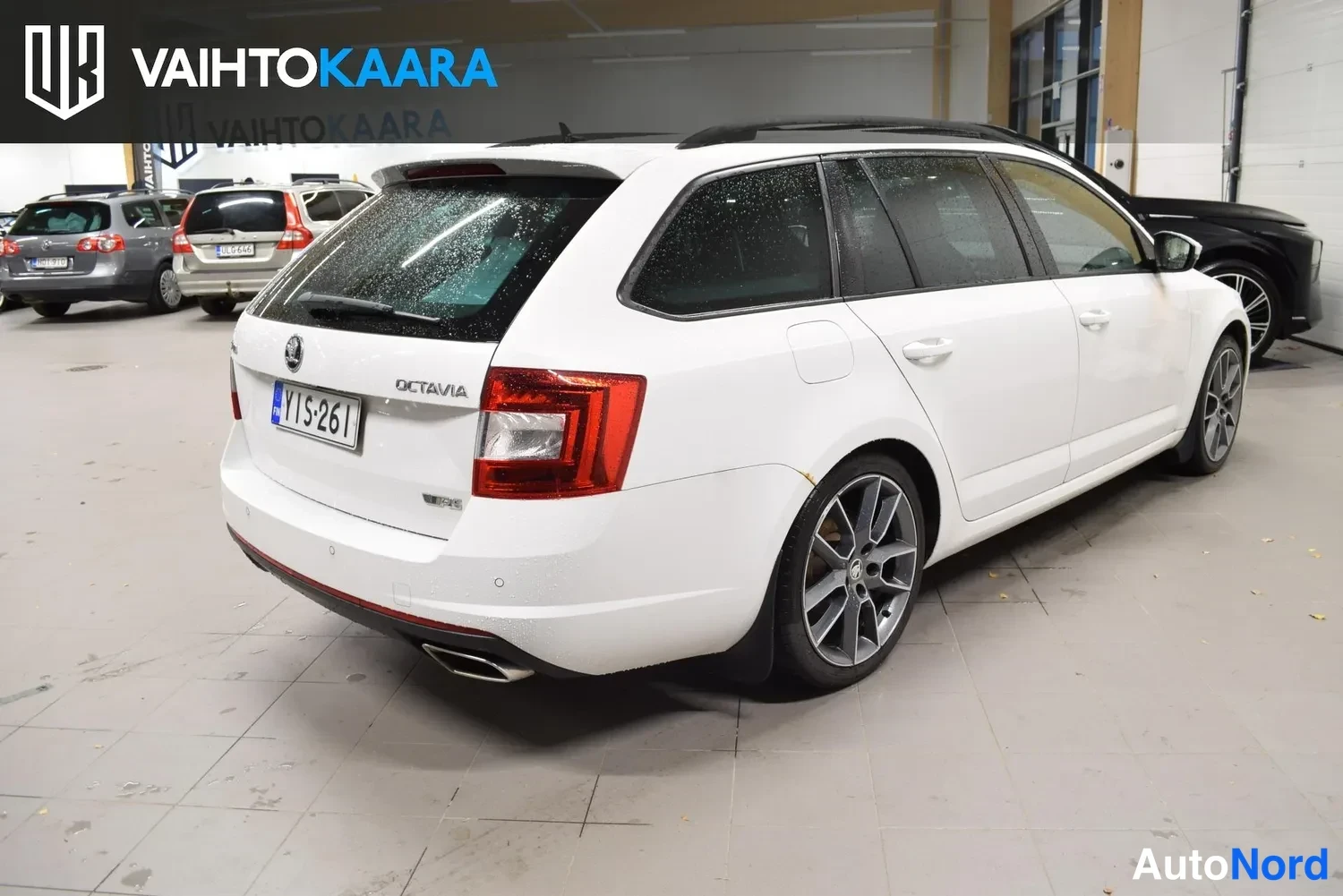 Valkoinen Skoda Octavia 2015, takaviisto, kuva 3