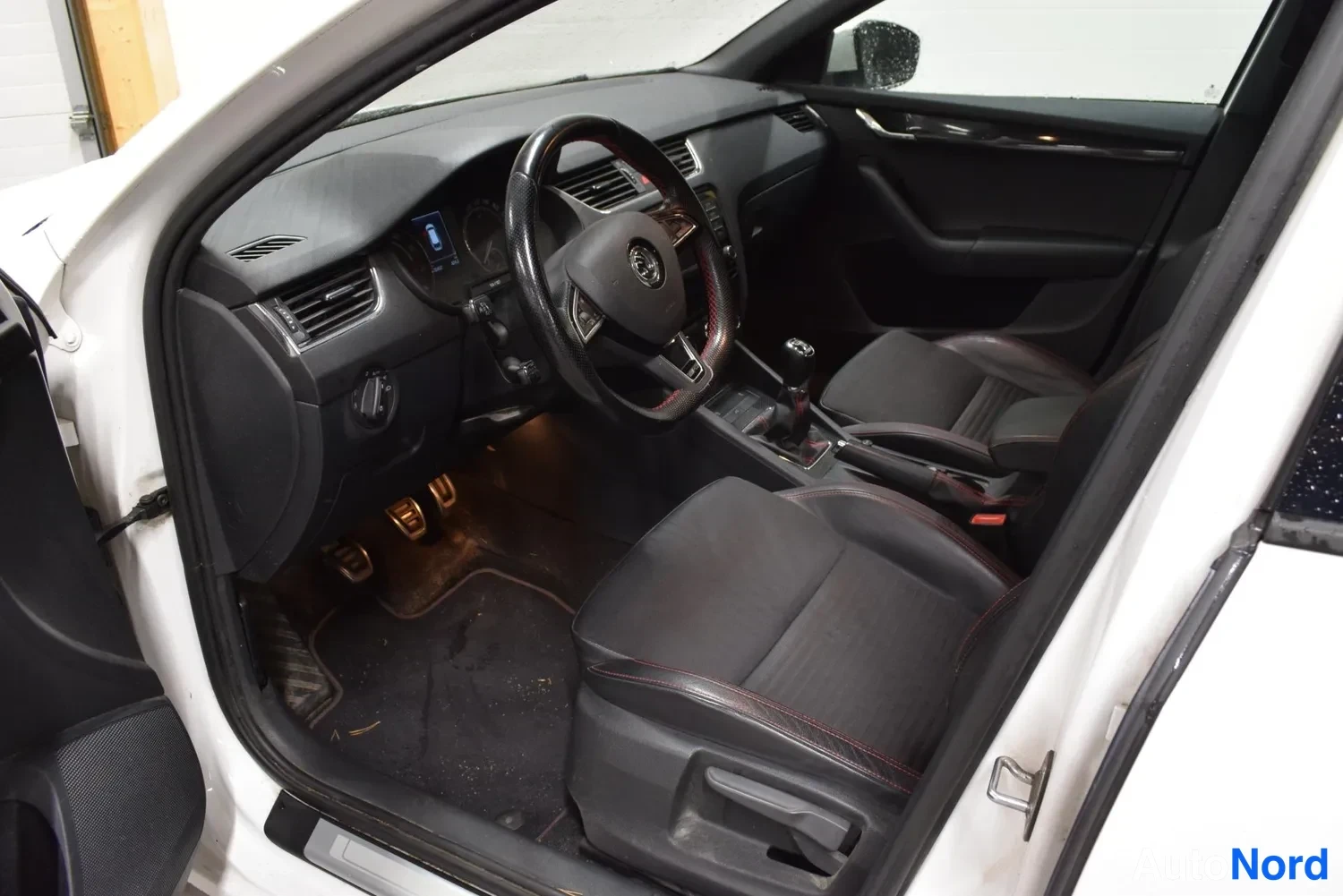 Valkoinen Skoda Octavia 2015, ohjaamo, kuva 4