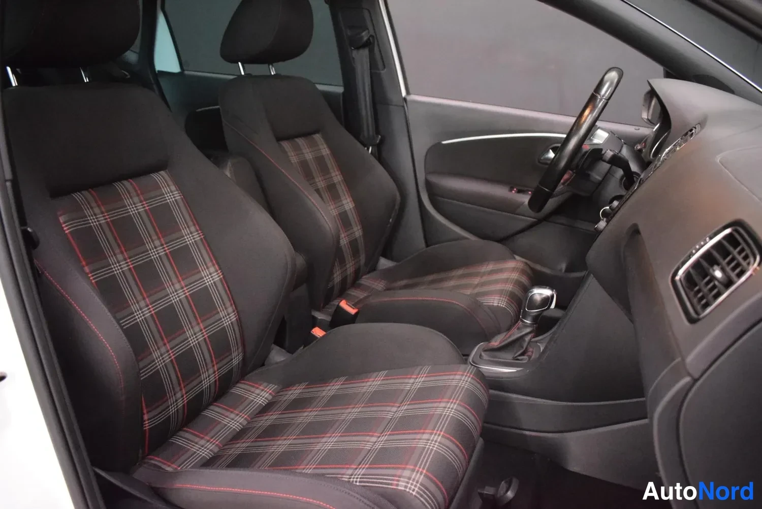 Valkoinen Volkswagen Polo GTI 2017, kuva 11
