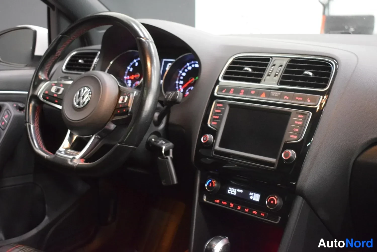 Valkoinen Volkswagen Polo GTI 2017, kuva 13