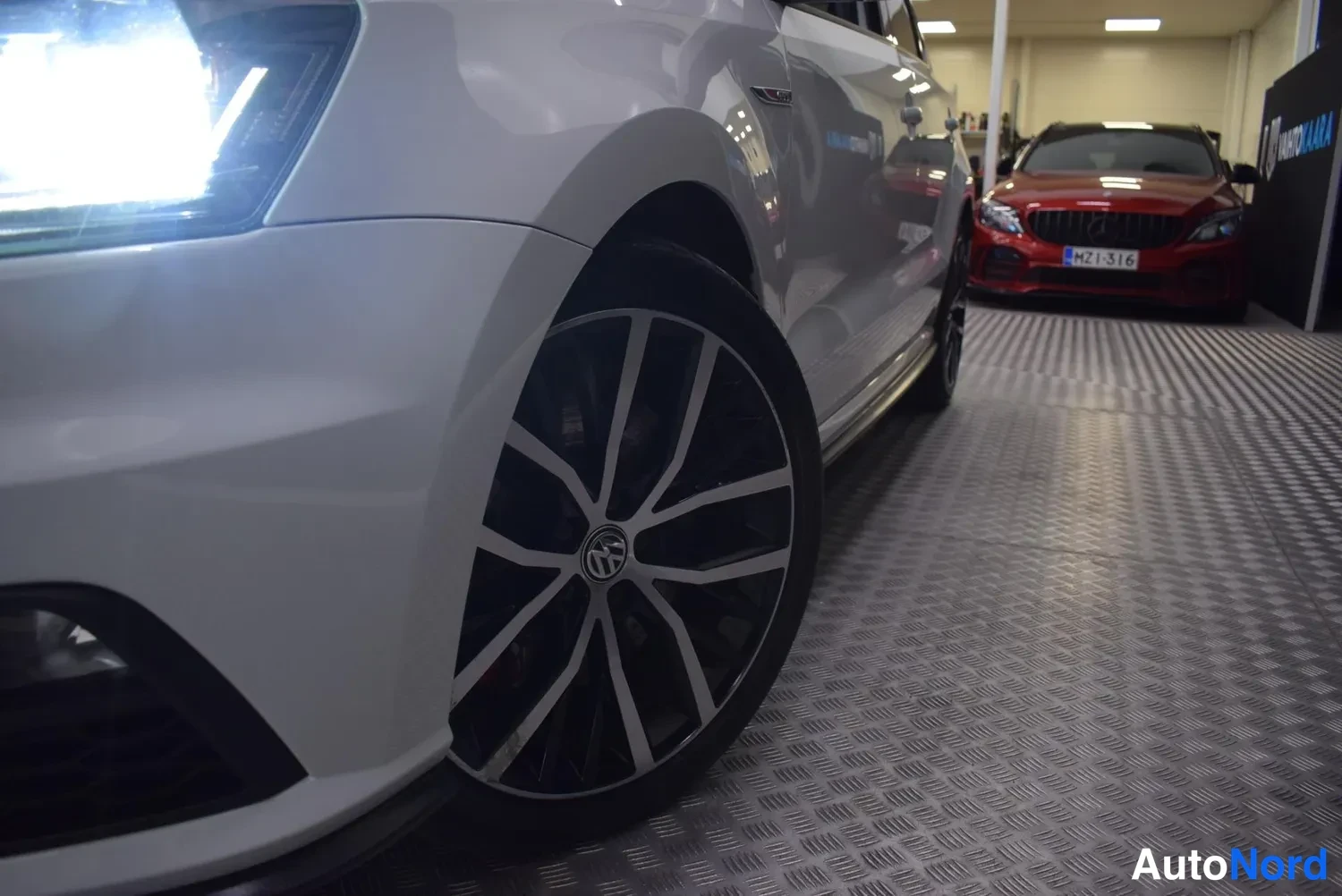 Valkoinen Volkswagen Polo GTI 2017, sivulta, kuva 6