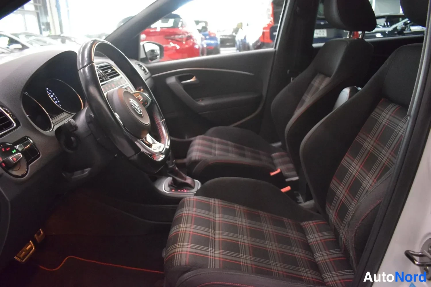 Valkoinen Volkswagen Polo GTI 2017, etuviisto, keula vasemmalle, kuva 3