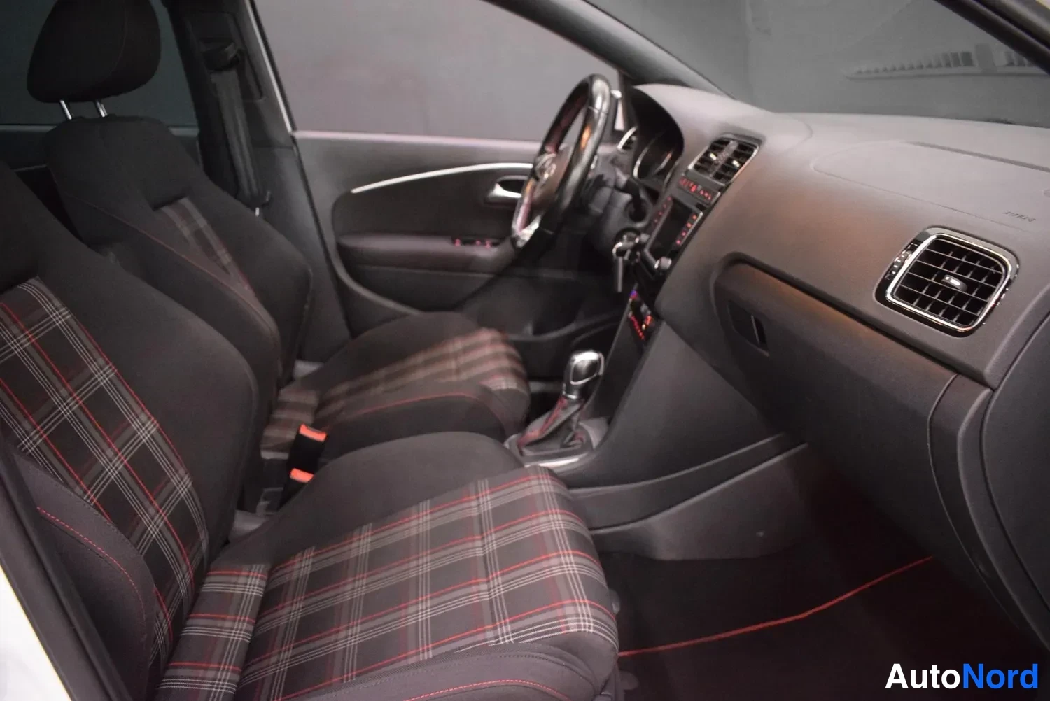 Valkoinen Volkswagen Polo GTI 2017, kuva 10