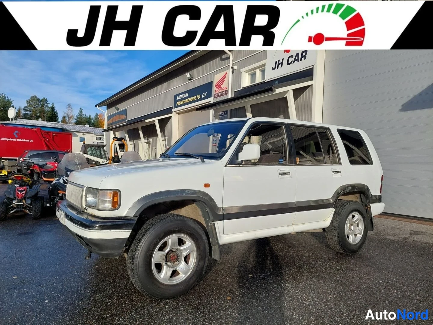 Valkoinen Opel Monterey 1993, etuviisto, keula vasemmalle, kuva 2