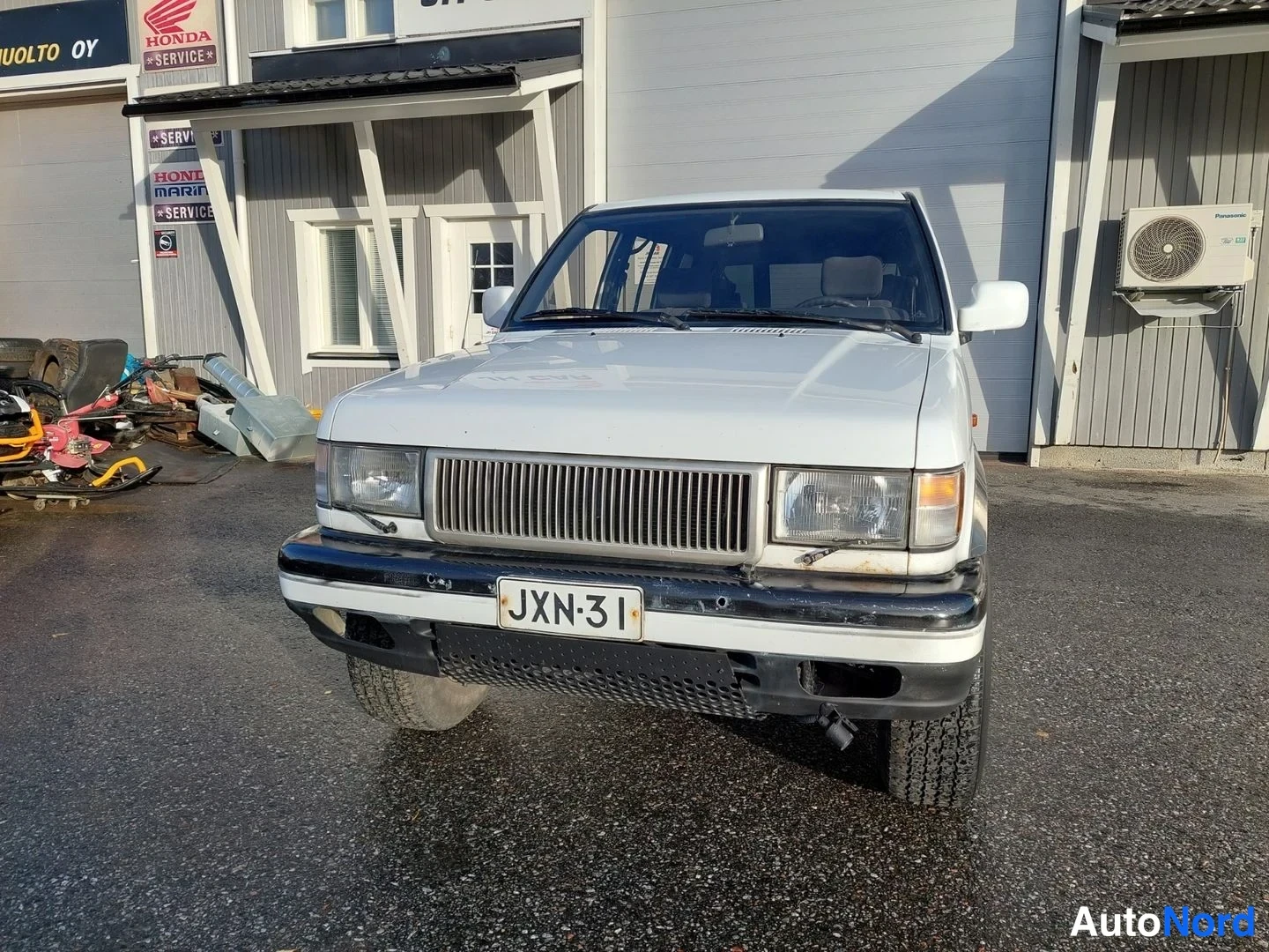 Valkoinen Opel Monterey 1993, edestä, kuva 5
