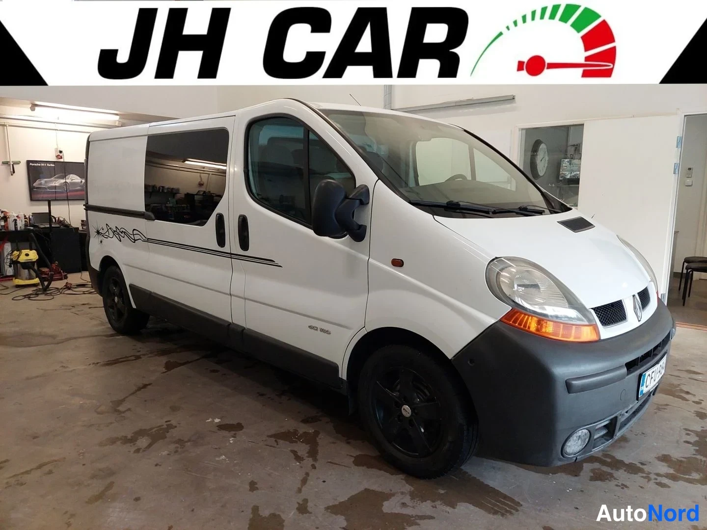 Valkoinen Renault Trafic 2005, etuviisto, keula oikealle, kuva 3