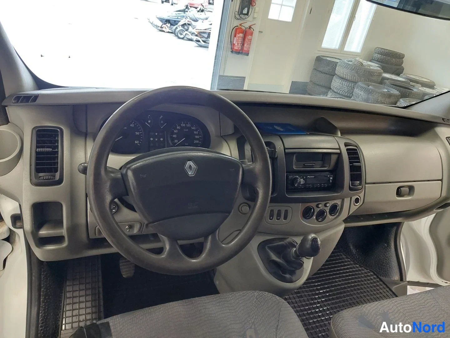 Valkoinen Renault Trafic 2005, kuva 10