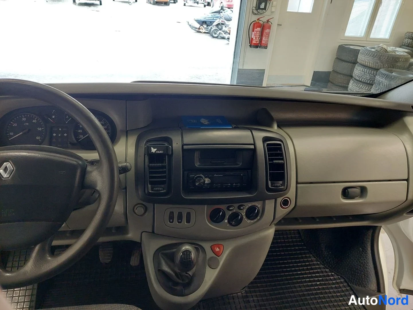 Valkoinen Renault Trafic 2005, kuva 11