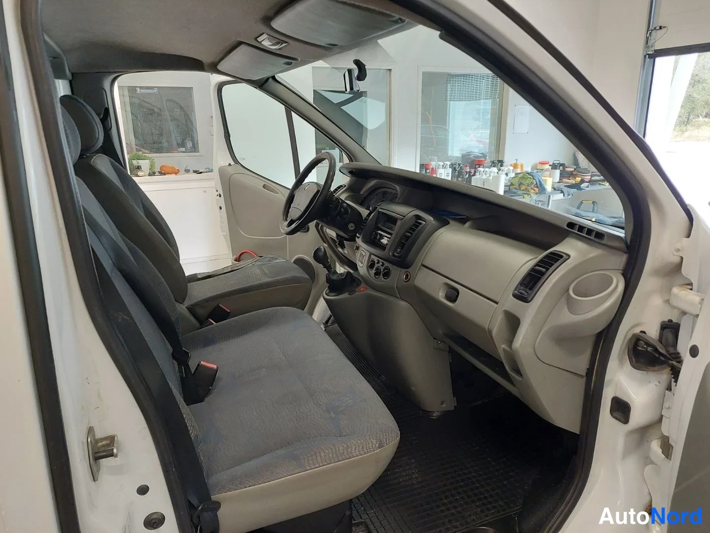 Valkoinen Renault Trafic 2005, kuva 12