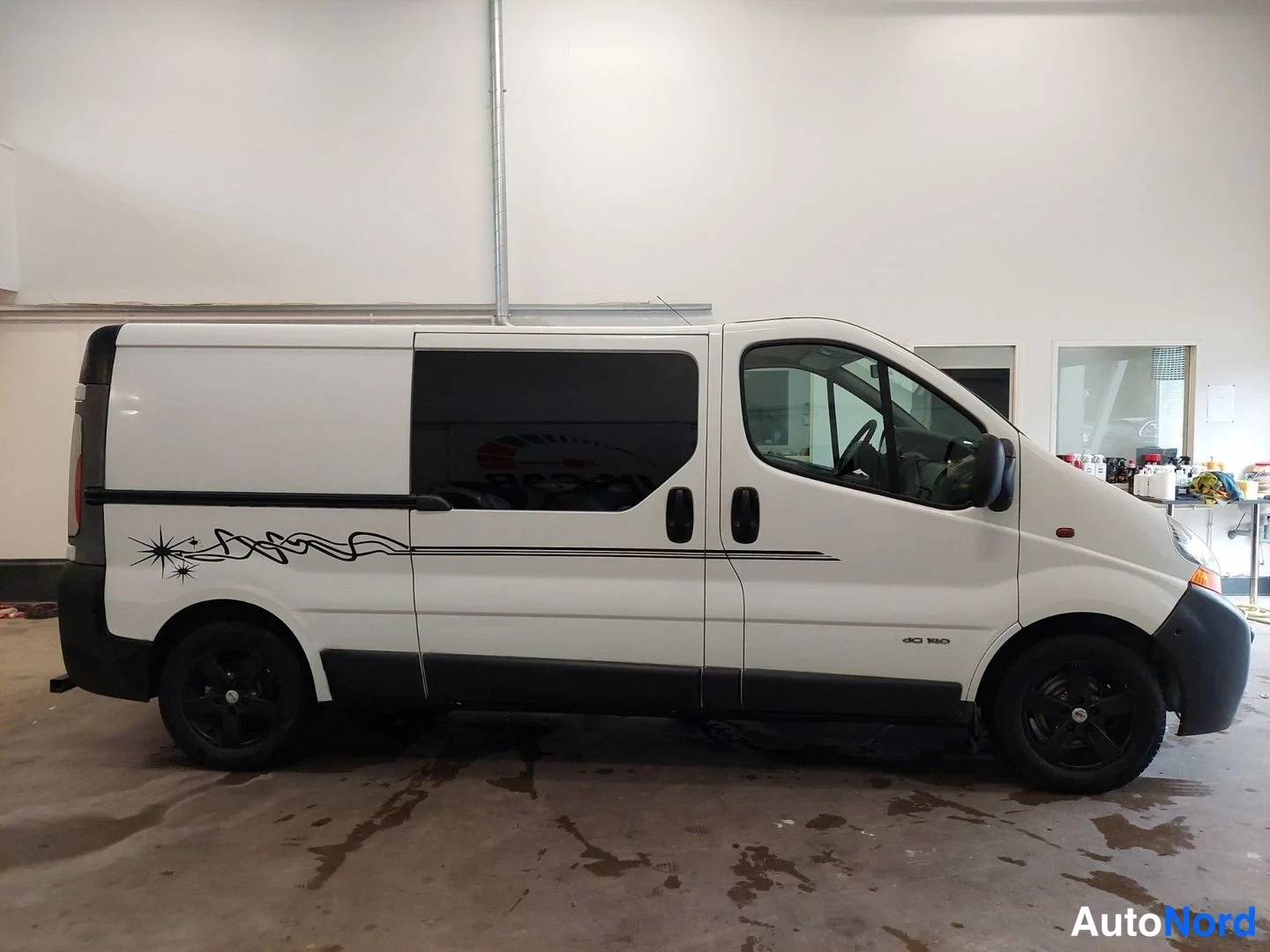 Valkoinen Renault Trafic 2005, etuviisto, keula oikealle, kuva 2