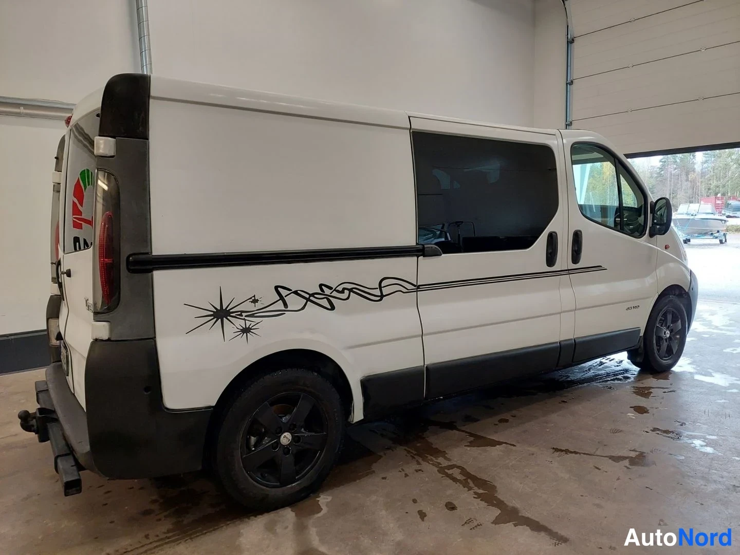 Valkoinen Renault Trafic 2005, takaviisto, kuva 4