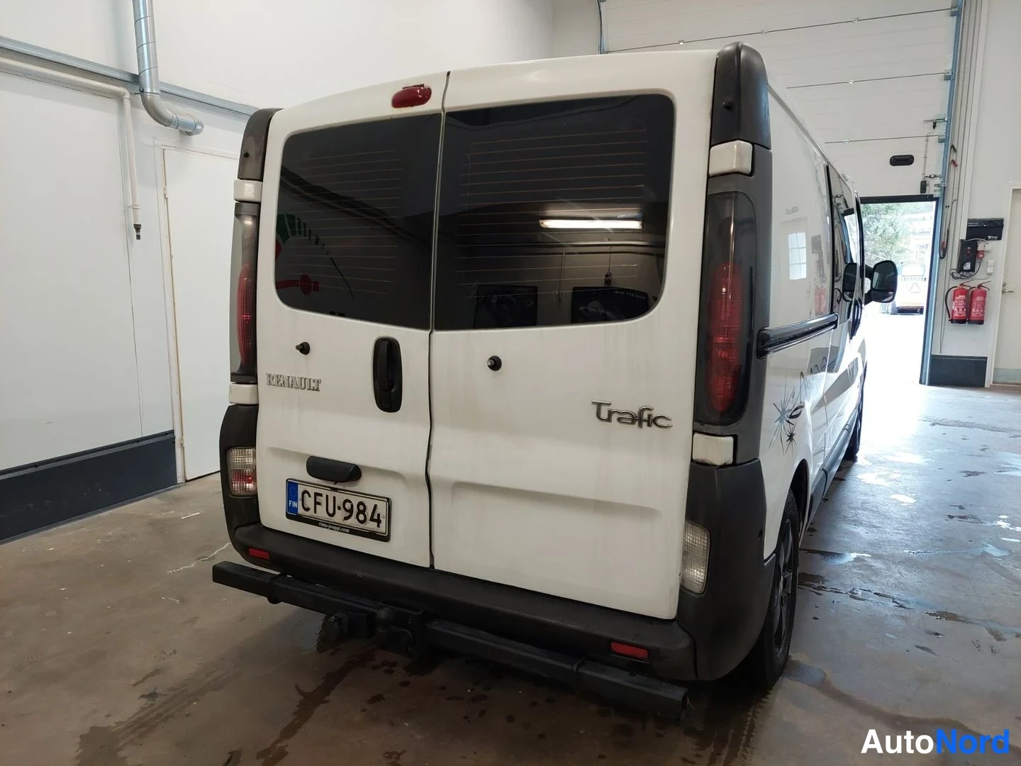 Valkoinen Renault Trafic 2005, takaviisto, kuva 5