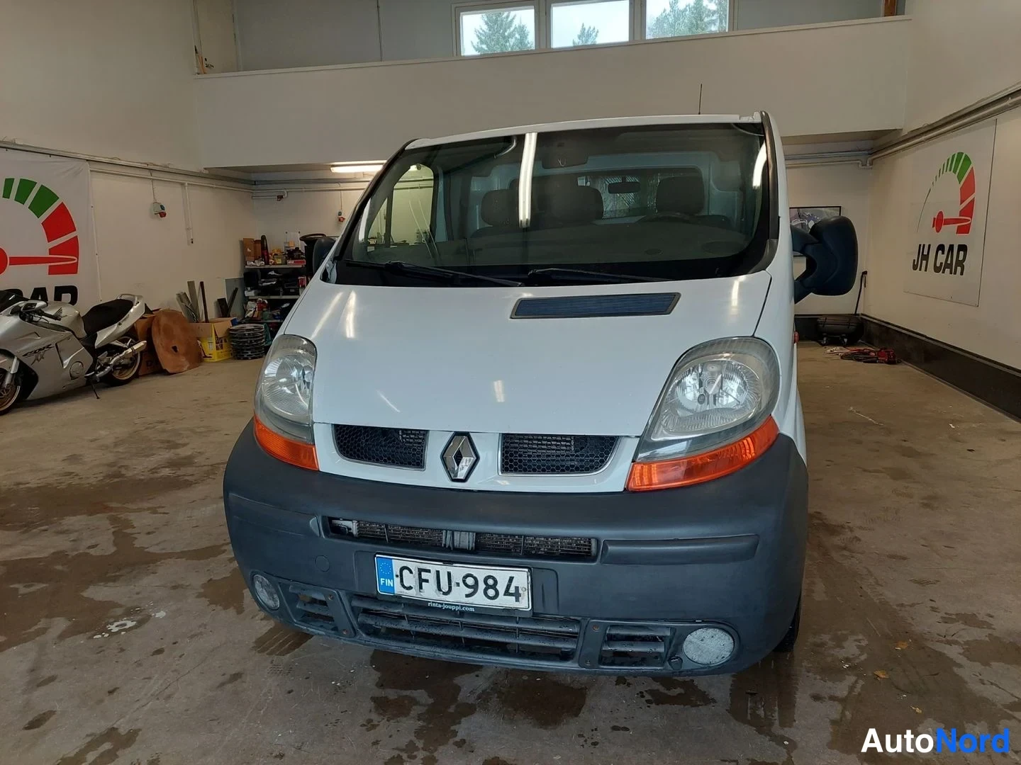Valkoinen Renault Trafic 2005, takaa, kuva 8