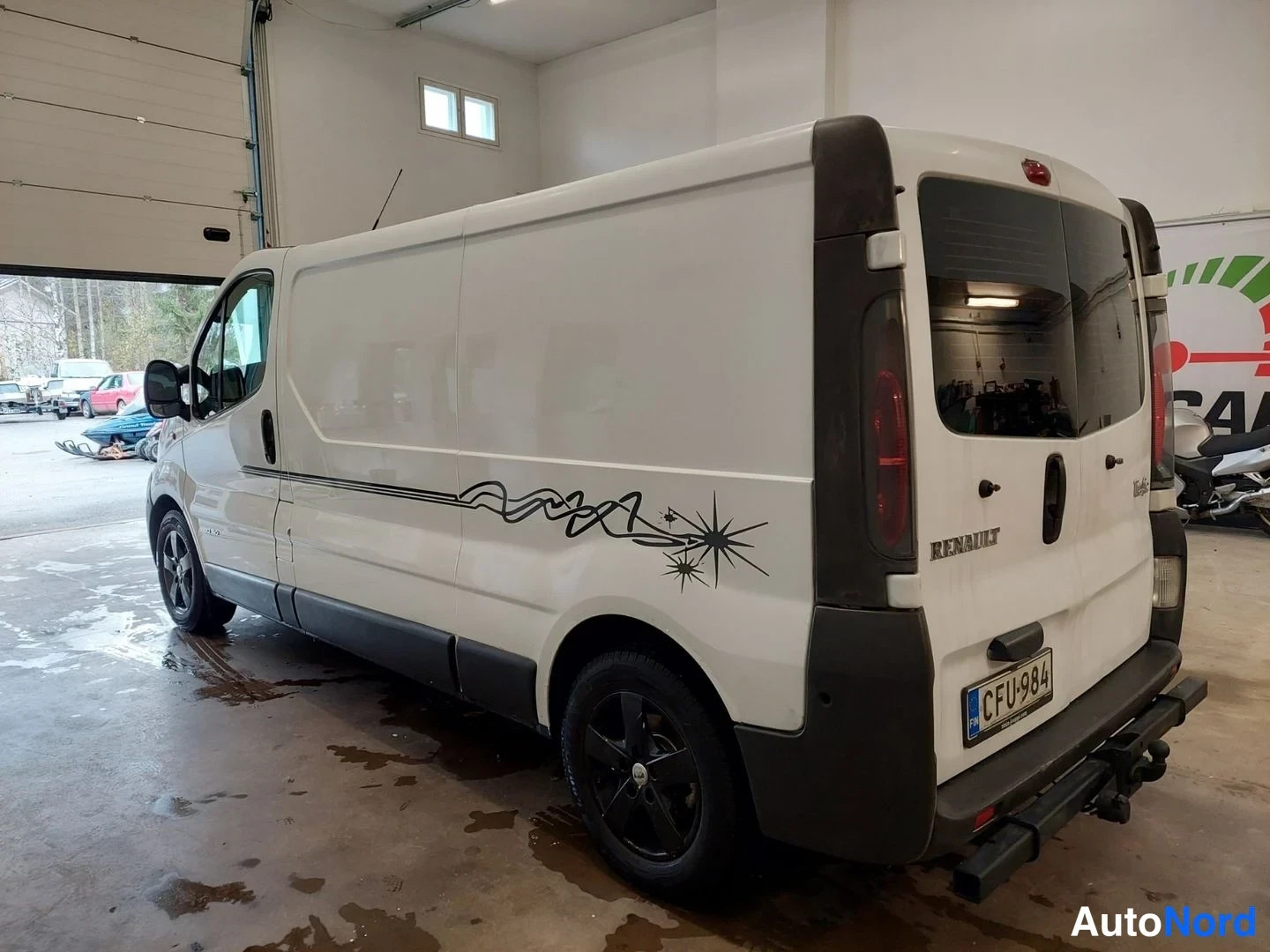 Valkoinen Renault Trafic 2005, takaviisto, kuva 6