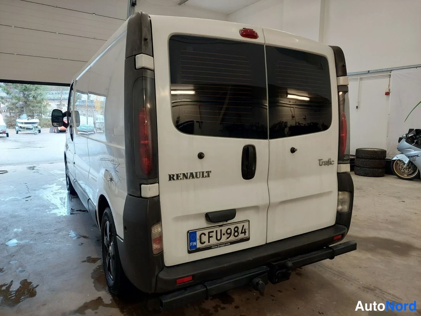 Valkoinen Renault Trafic 2005, takaviisto, kuva 7