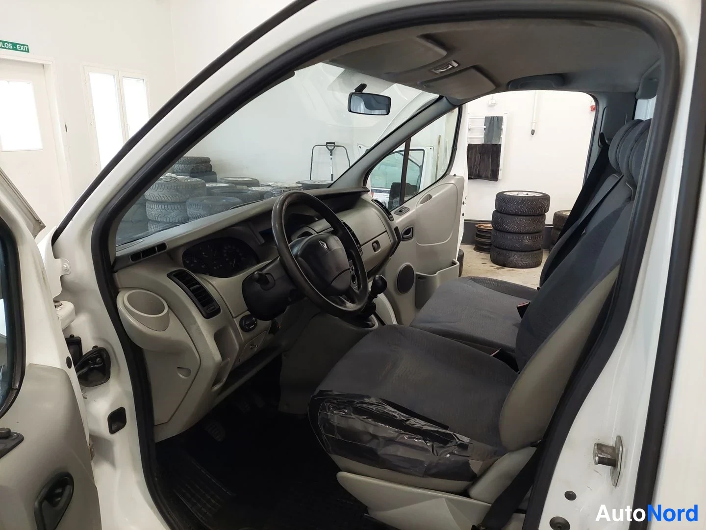 Valkoinen Renault Trafic 2005, kuva 9
