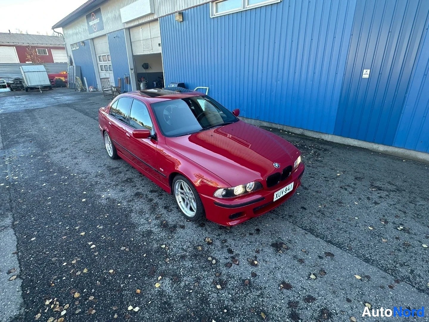 Punainen BMW 535i 2000, etuviisto, keula oikealle, kuva 3