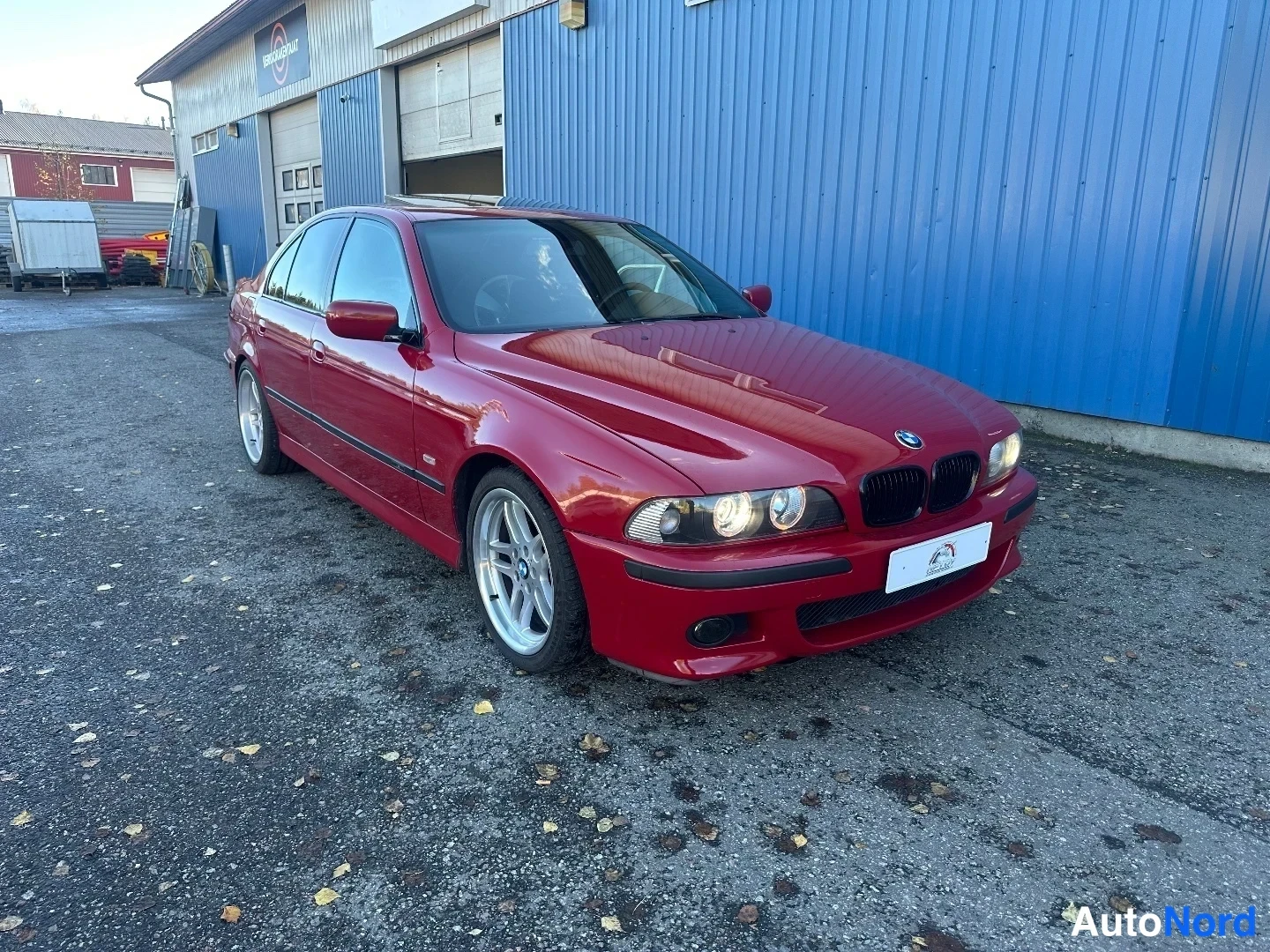 Punainen BMW 535i 2000, etuviisto, keula oikealle, kuva 2