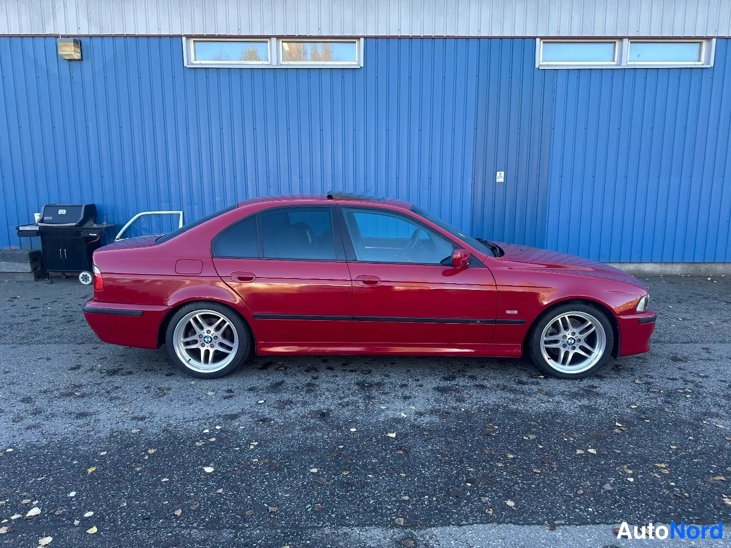 Punainen BMW 535i 2000, sivulta, kuva 5