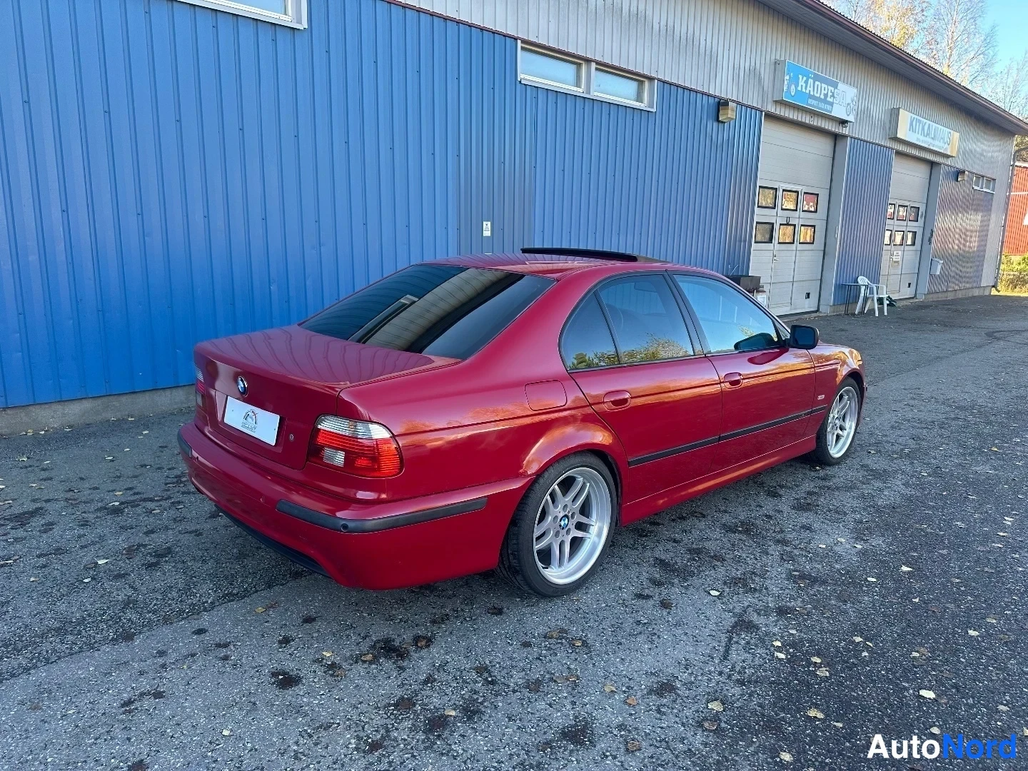 Punainen BMW 535i 2000, takaviisto, kuva 7