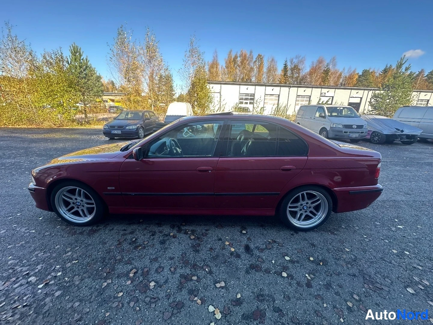 Punainen BMW 535i 2000, sivulta, kuva 6