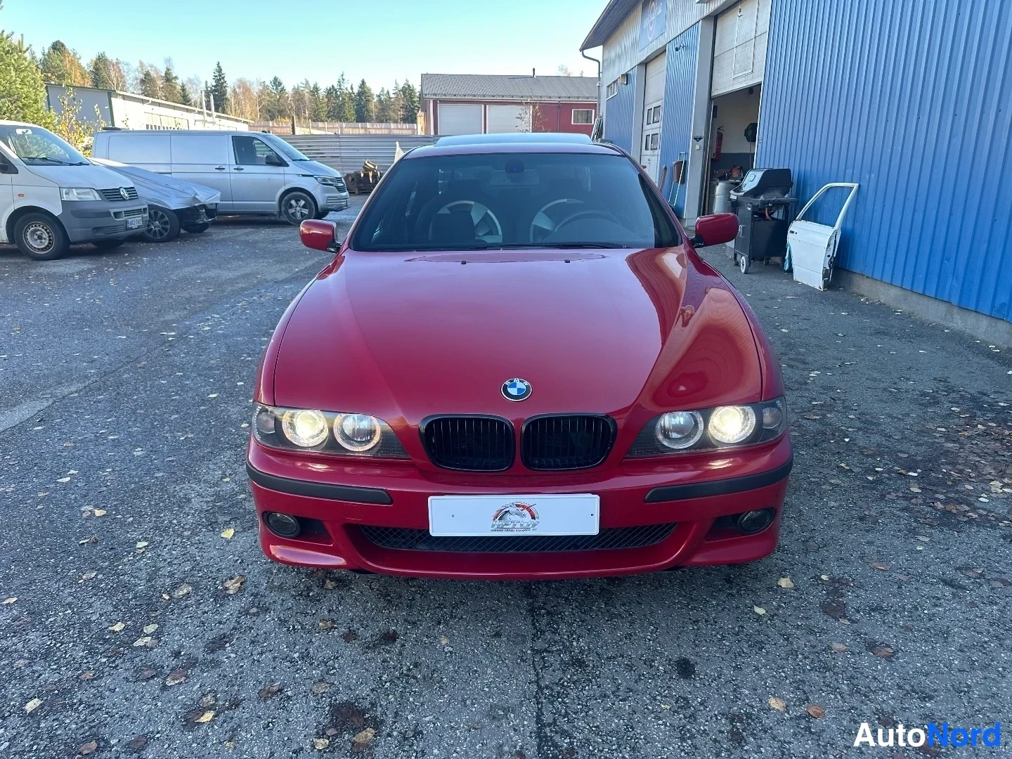 Punainen BMW 535i 2000, edestä, kuva 4